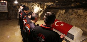 Avrupa'dan motosikletle umreye giden Türkler dönüşte Ürdün'deki Türk Şehitliği'ni ziyaret etti