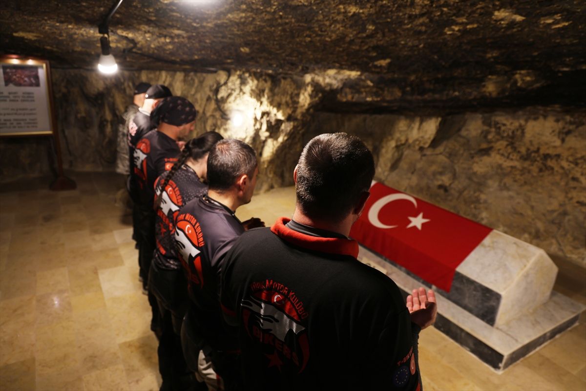 Avrupa'dan motosikletle umreye giden Türkler dönüşte Ürdün'deki Türk Şehitliği'ni ziyaret etti