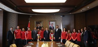Avrupa şampiyonasında madalya alan milli güreşçiler, Bakan Bak'ı ziyaret etti