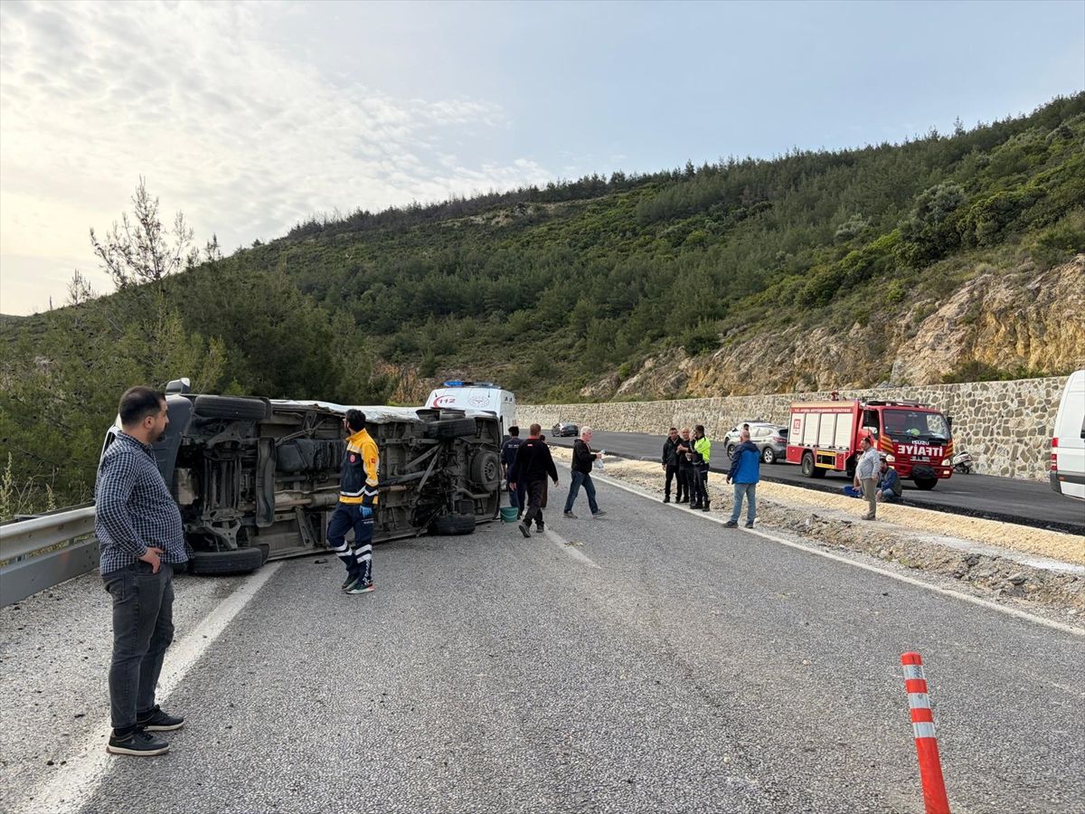 Aydın'da otomobil ile minibüs çarpıştı, 12 kişi yaralandı