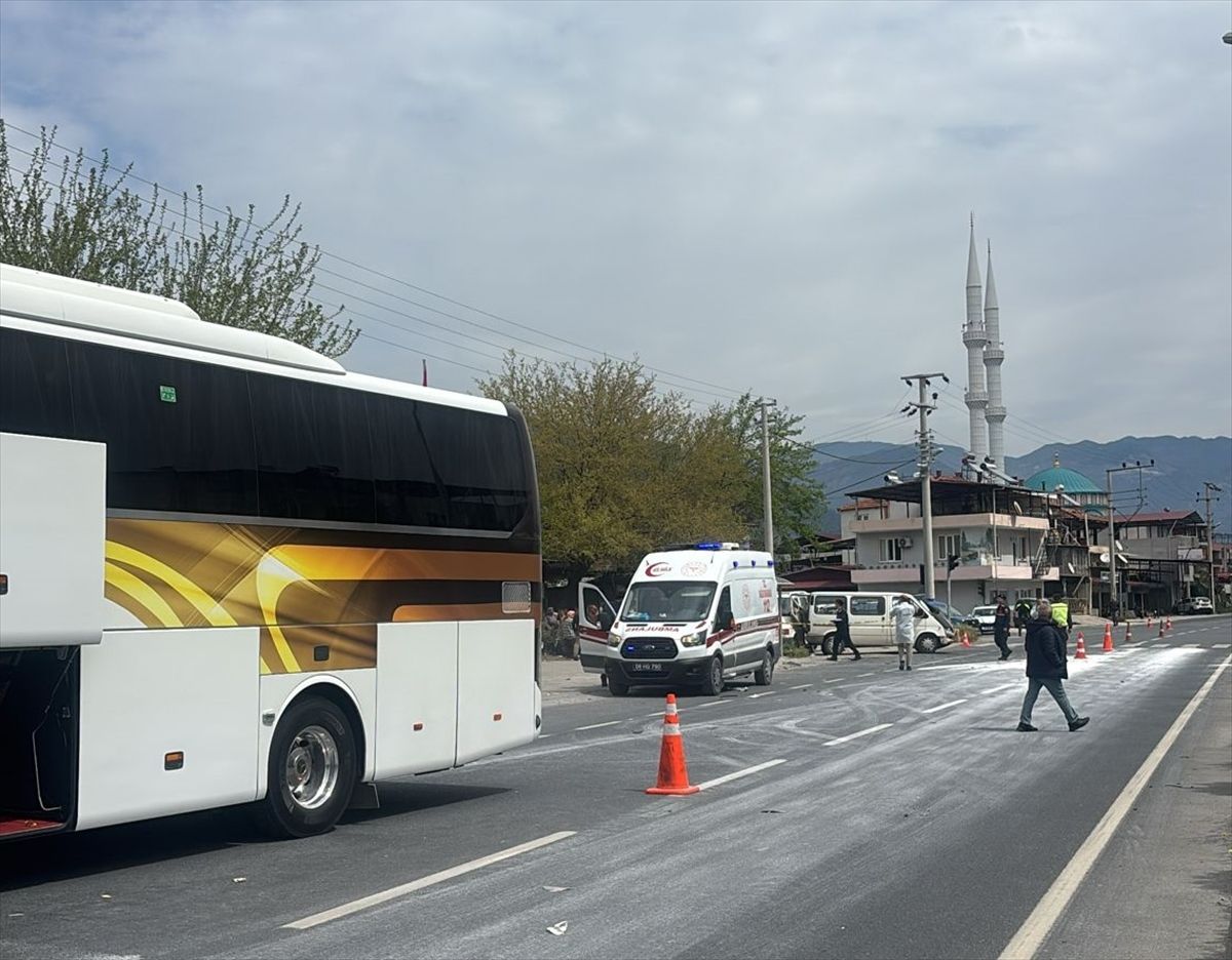 Aydın'da yolcu otobüsü ile minibüsün çarpıştığı kazada 1 kişi öldü, 3 kişi yaralandı