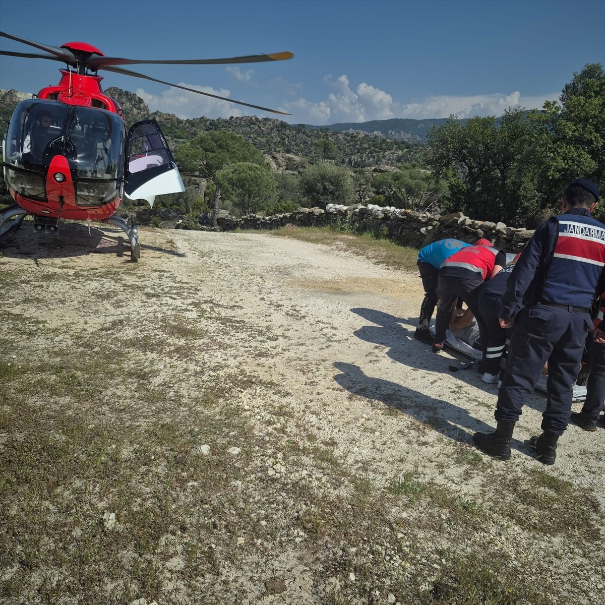 Aydın'da yürüyüş sırasında rahatsızlanan kişi, ambulans helikopterle hastaneye sevk edildi