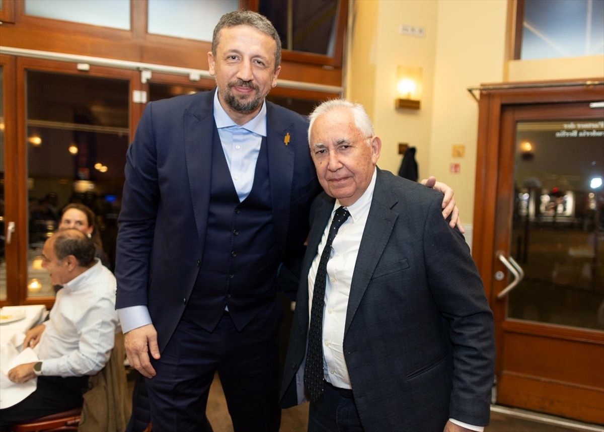 Aydın Örs, TBF Başkanı Hidayet Türkoğlu'nu Berlin'de yalnız bırakmadı