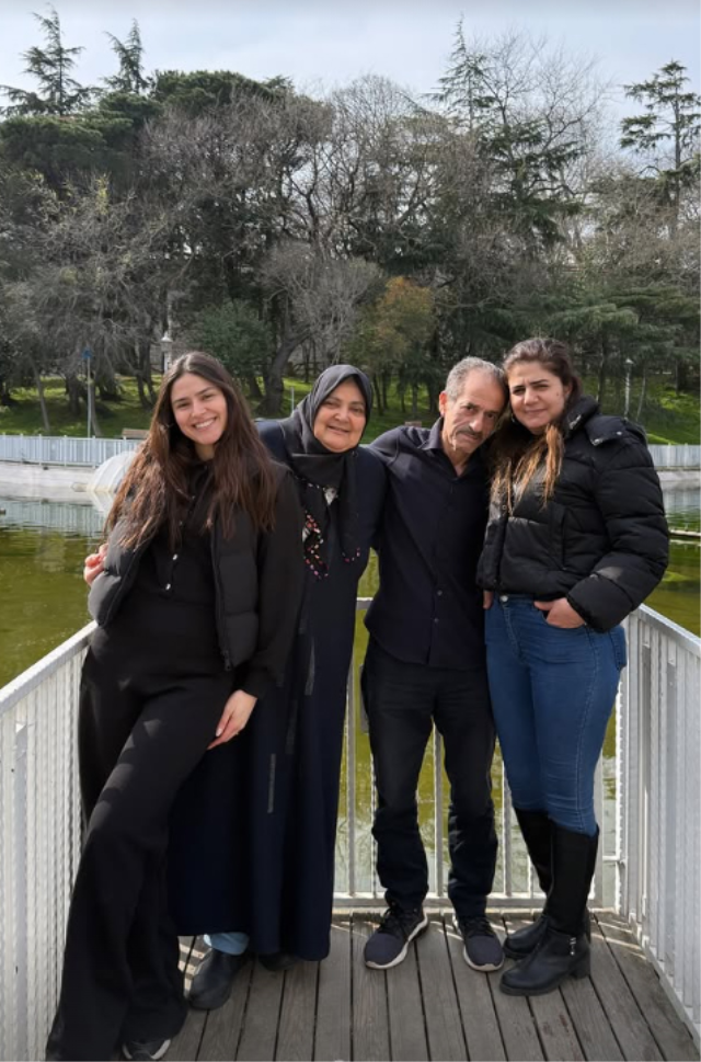 ayse yukselin aile pozunda ben e22db287ef 3807 1 m