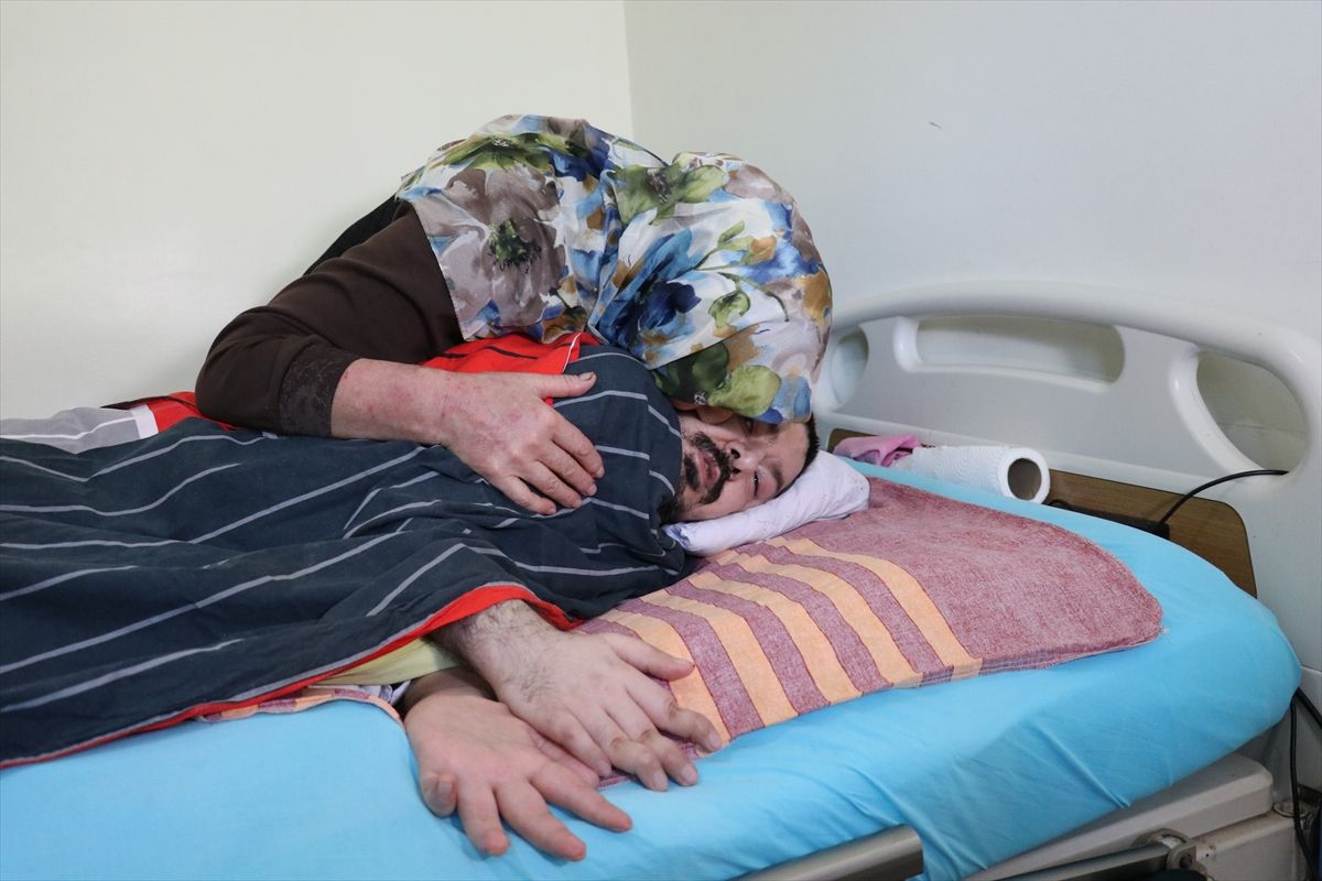 Azmiyle kanseri yenen Ayten anne, yatağa bağımlı oğluna şefkatle bakıyor