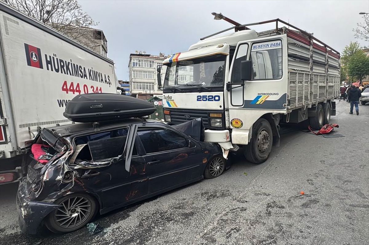 Bağcılar'da freni boşalan kamyon 8 araca zarar verdi