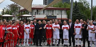 Bakan Bak, Meclisspor ile şöhretler karması arasındaki gösteri maçında futbol oynadı