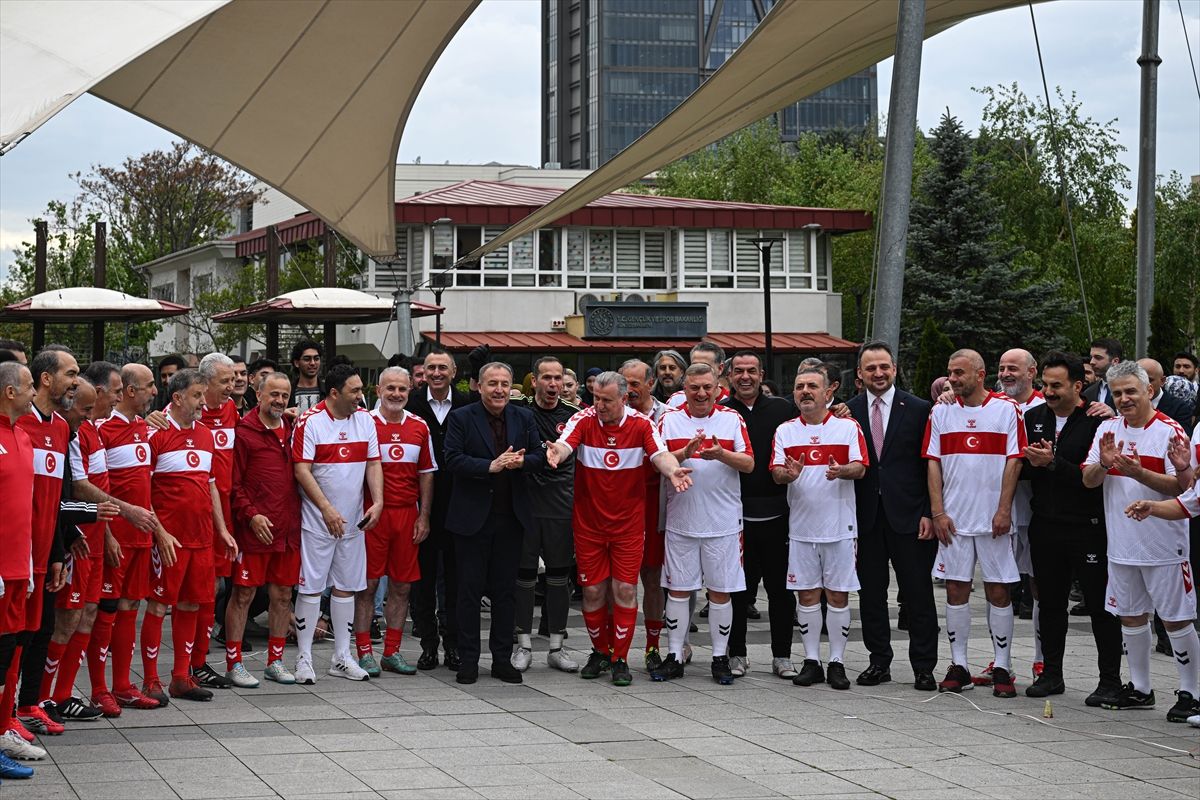 Bakan Bak, Meclisspor ile şöhretler karması arasındaki gösteri maçında futbol oynadı