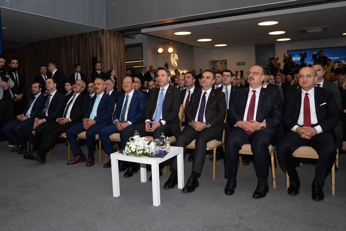 Bakan Bayraktar, güneş enerjisinin yıl sonunda elektrik kurulu gücünde zirveye çıkacağını bildirdi Açıklaması