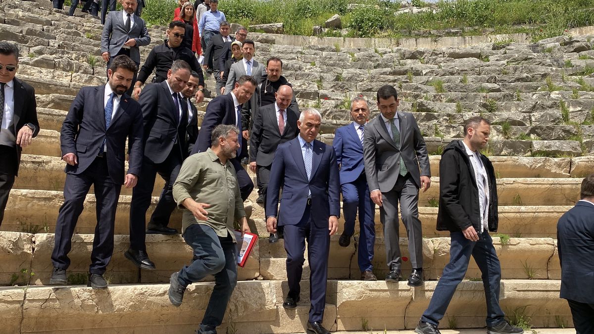 Kültür ve Turizm Bakanı Osmaniye'de Antik Kenti Gezdi