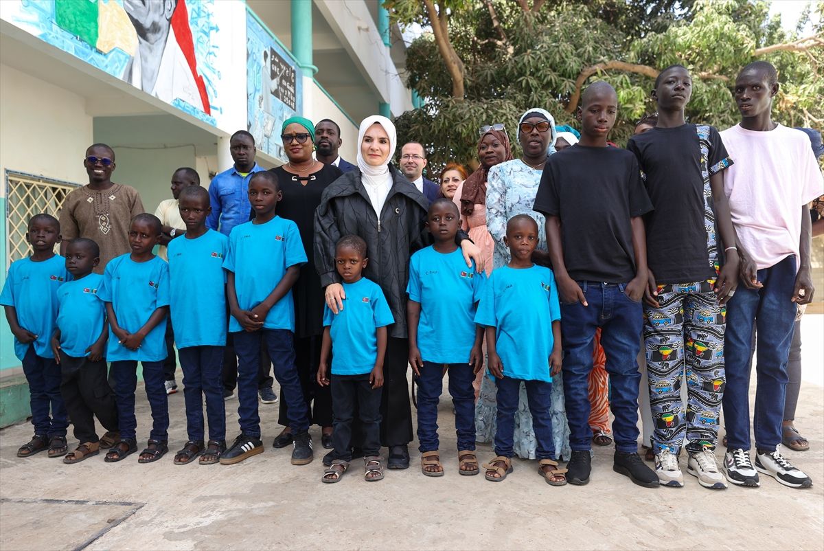 Bakan Göktaş, Senegal'de Türkiye'nin destekleriyle faaliyet gösteren sosyal hizmet merkezlerini ziyaret et...