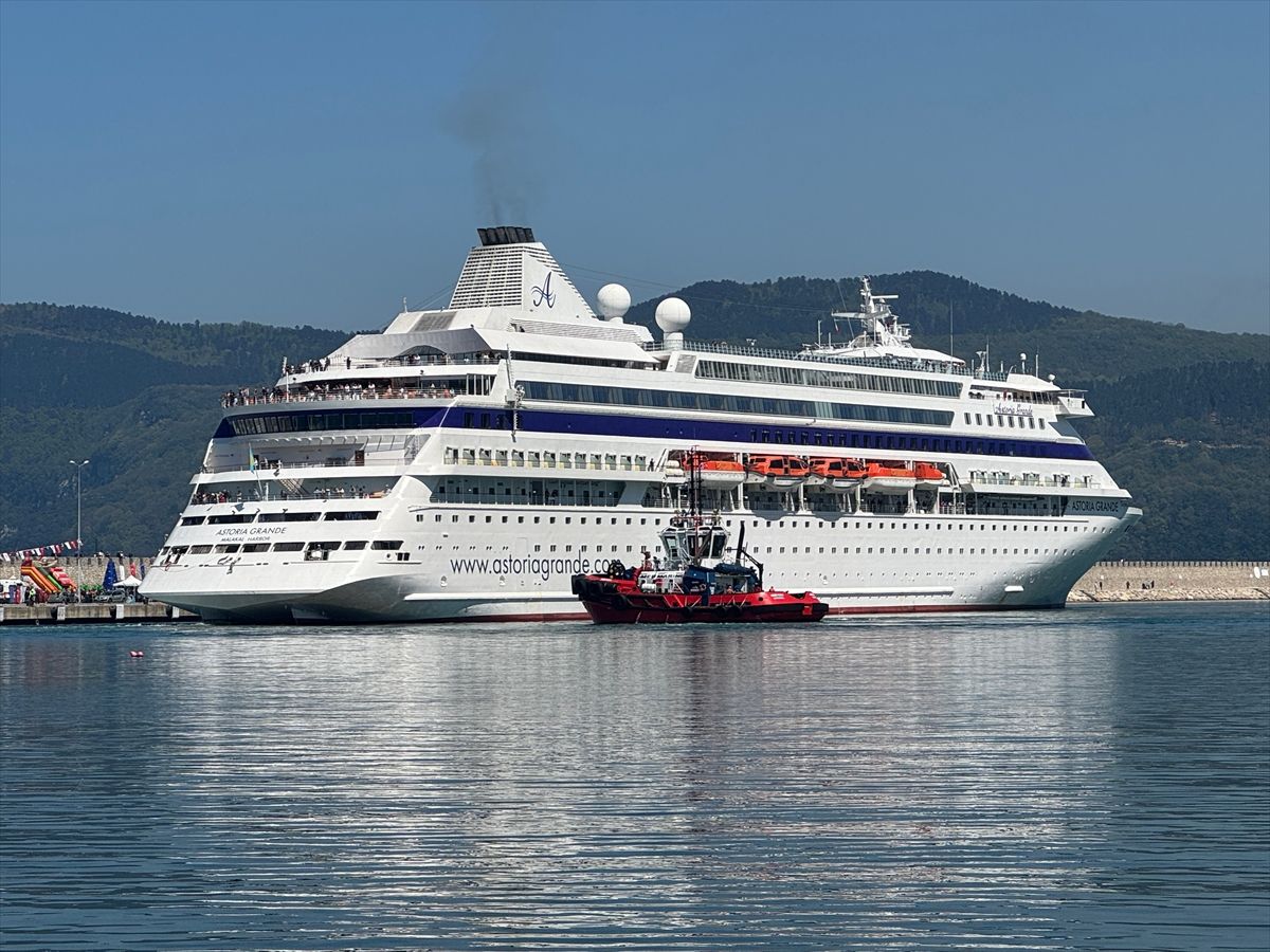 'Astoria Grande' kruvaziyeri 808 yolcusuyla Amasra'ya geldi