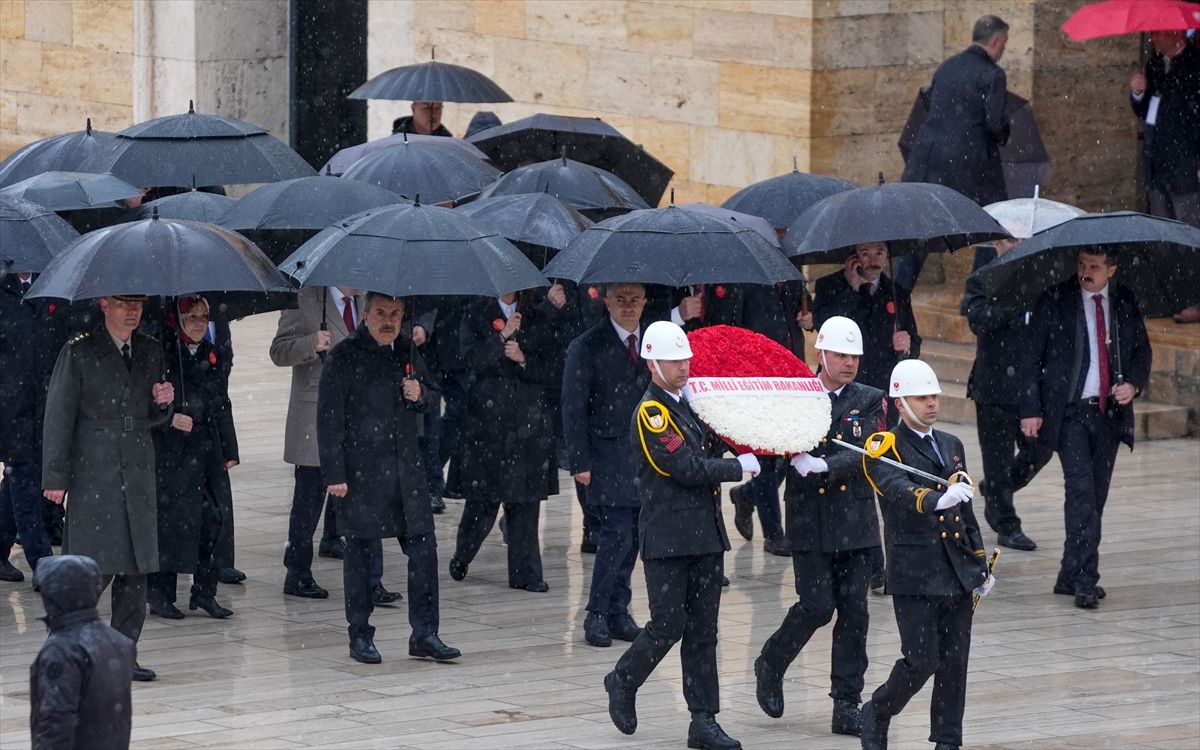 Bakan Tekin 23 Nisan Ulusal Egemenlik ve Çocuk Bayramı dolayısıyla Anıtkabir'i ziyaret etti