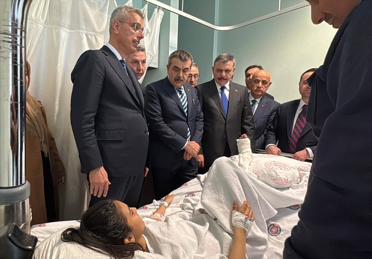 Bakanlar Kahramanmaraş'taki silahlı saldırıda yaralananları ziyaret etti