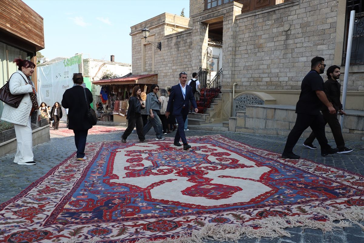 Bakü'de tarihi İçerişehir halılarla süslendi