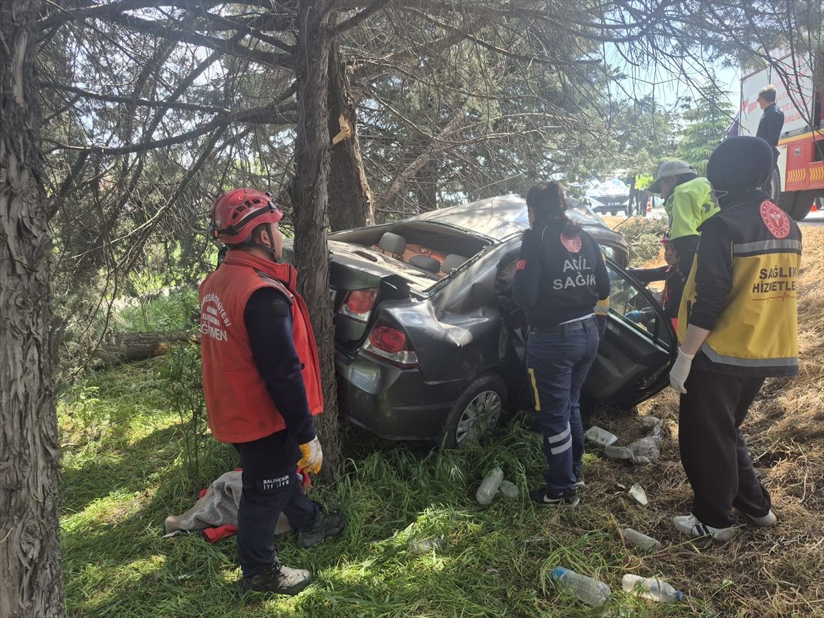 Balıkesir'de devrilen otomobilin sürücüsü hayatını kaybetti