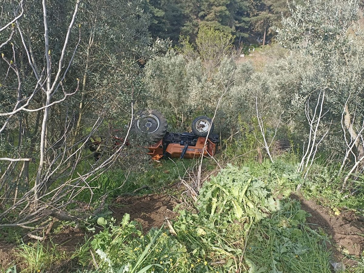 Balıkesir'de devrilen traktördeki 2 kişi yaralandı