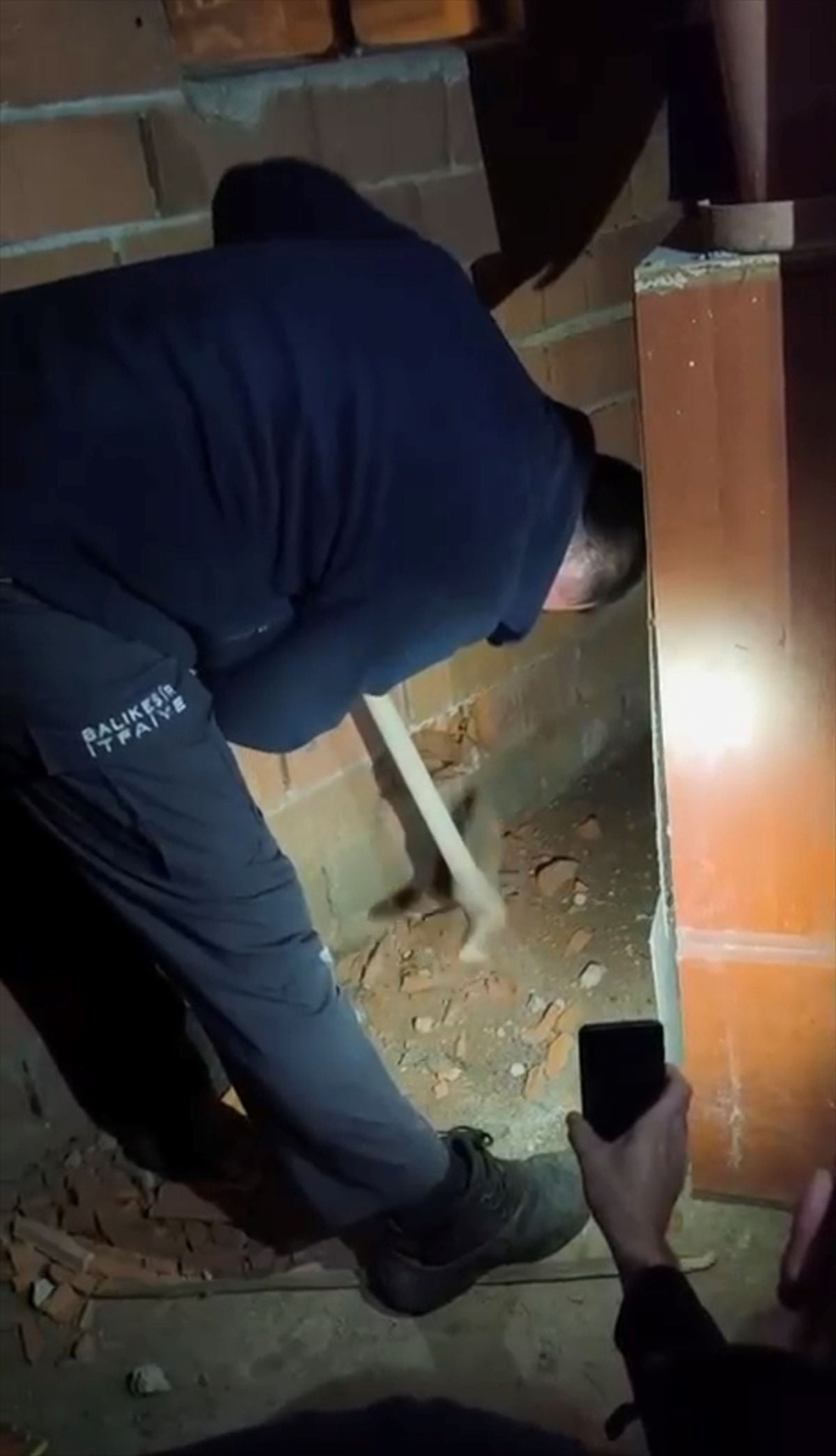 Balıkesir'de iki duvarın arasına sıkışan kedi yavrusu kurtarıldı