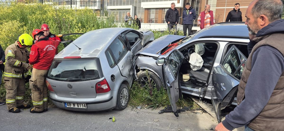 Balıkesir'de iki otomobilin çarpıştığı kazada 2 kişi yaralandı