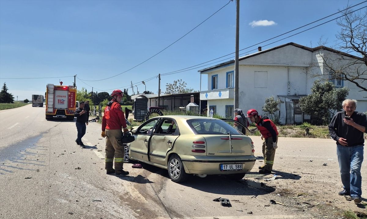 Balıkesir'de iki otomobilin çarpıştığı kazada 6 kişi yaralandı