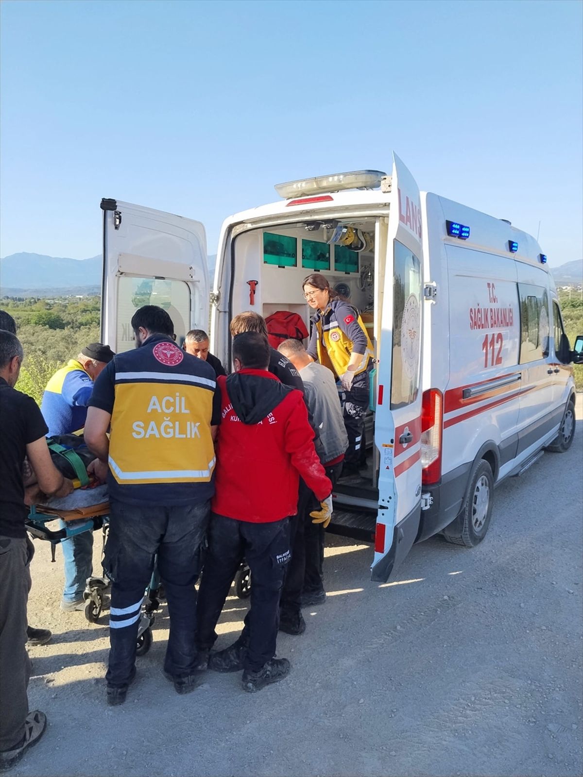 Balıkesir'de kamyonun şarampole devrilmesi sonucu 2 kişi yaralandı