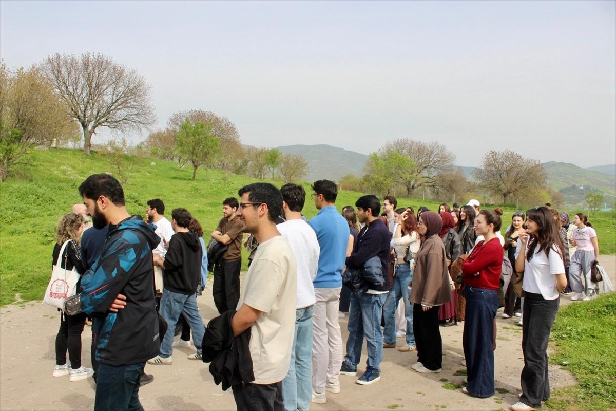 Balıkesir'de mimarlık öğrencileri Bigadiç'teki tarihi yapıları inceledi