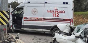 Balıkesir'de otomobilin direğe çarptığı kazada 3 kişi yaralandı