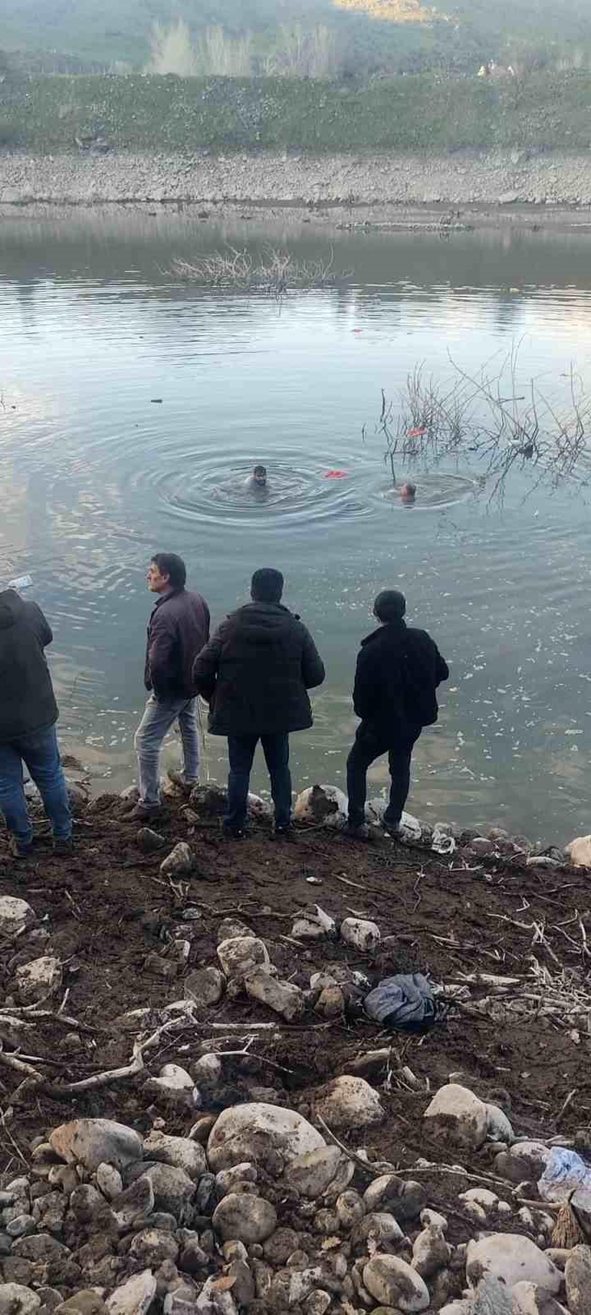 Baraj gölüne uçan otomobildeki sürücüyü ekipler kurtardı