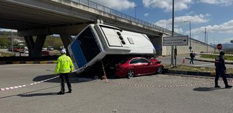 Bartın'da belediye halk otobüsünün otomobilin üzerine devrildiği kazada 46 kişi hastaneye kaldırıldı