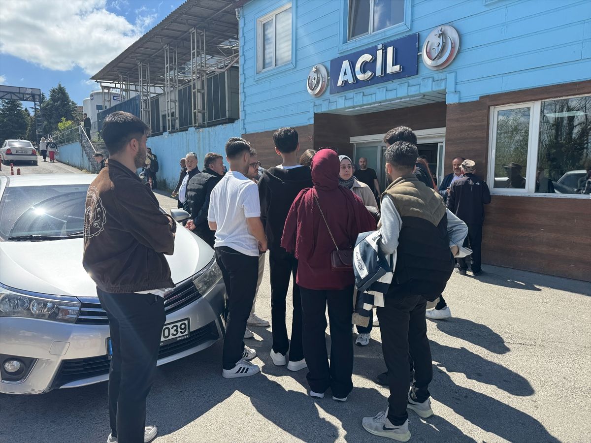Bartın'da belediye halk otobüsünün otomobilin üzerine devrildiği kazada 46 kişi hastaneye kaldırıldı