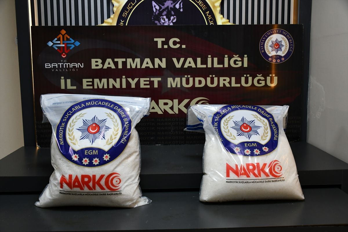 Batman'da çekicinin taşıdığı araçta 24 kilo 600 gram metamfetamin ele geçirildi
