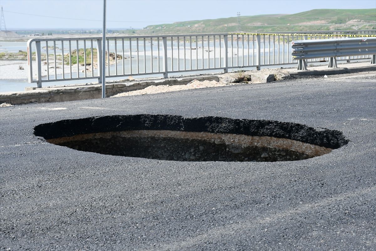 Batman'da çökme meydana gelen kara yolu ulaşıma kapatıldı