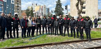 Batman'da gazetecilerden 'kavga' ihbarına gelen polislere sürpriz kutlama
