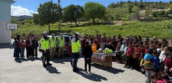 Batman'da köy okulu öğrencilerine trafik eğitimi verildi
