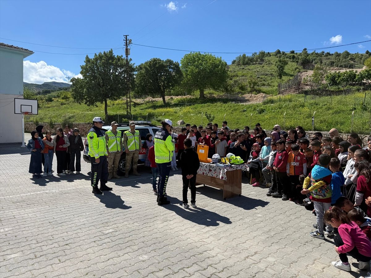 Batman'da köy okulu öğrencilerine trafik eğitimi verildi
