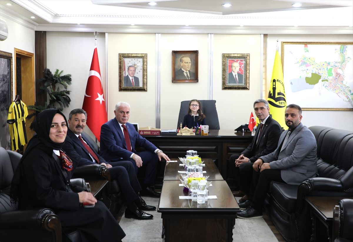 Bayburt Belediye Başkanı Memiş, makamını ilkokul öğrencisi Ayşe Zülal'a devretti
