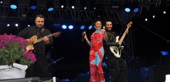 Bayındır Çiçek Festivali'nde şarkıcı Melek Mosso sahne aldı