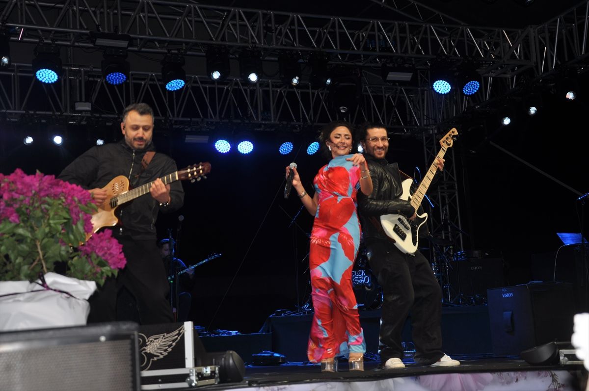 Bayındır Çiçek Festivali'nde şarkıcı Melek Mosso sahne aldı
