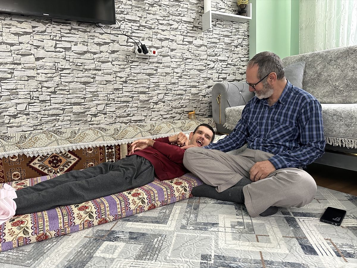 Engelli Oğluna Özel Aparat Yapan Baba Duygu Dolu Günler Yaşıyor