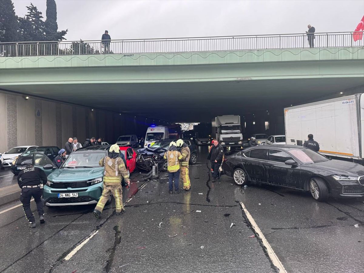 Beylikdüzü'nde 4 aracın karıştığı trafik kazasında 4 kişi yaralandı