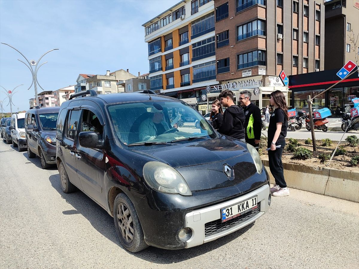 Biga'da lise öğrencileri trafik kurallarına yönelik çalışma yaptı