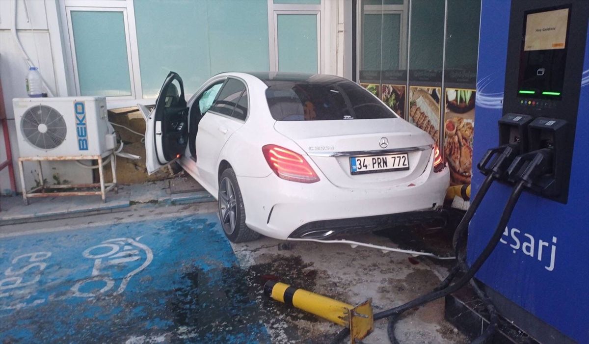 Bilecik'te duvara çarpan otomobilin sürücüsü yaralandı
