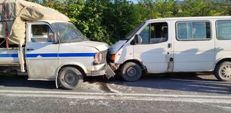 Bilecik'te kamyonetle minibüsün çarpıştığı kazada 1 kişi yaralandı