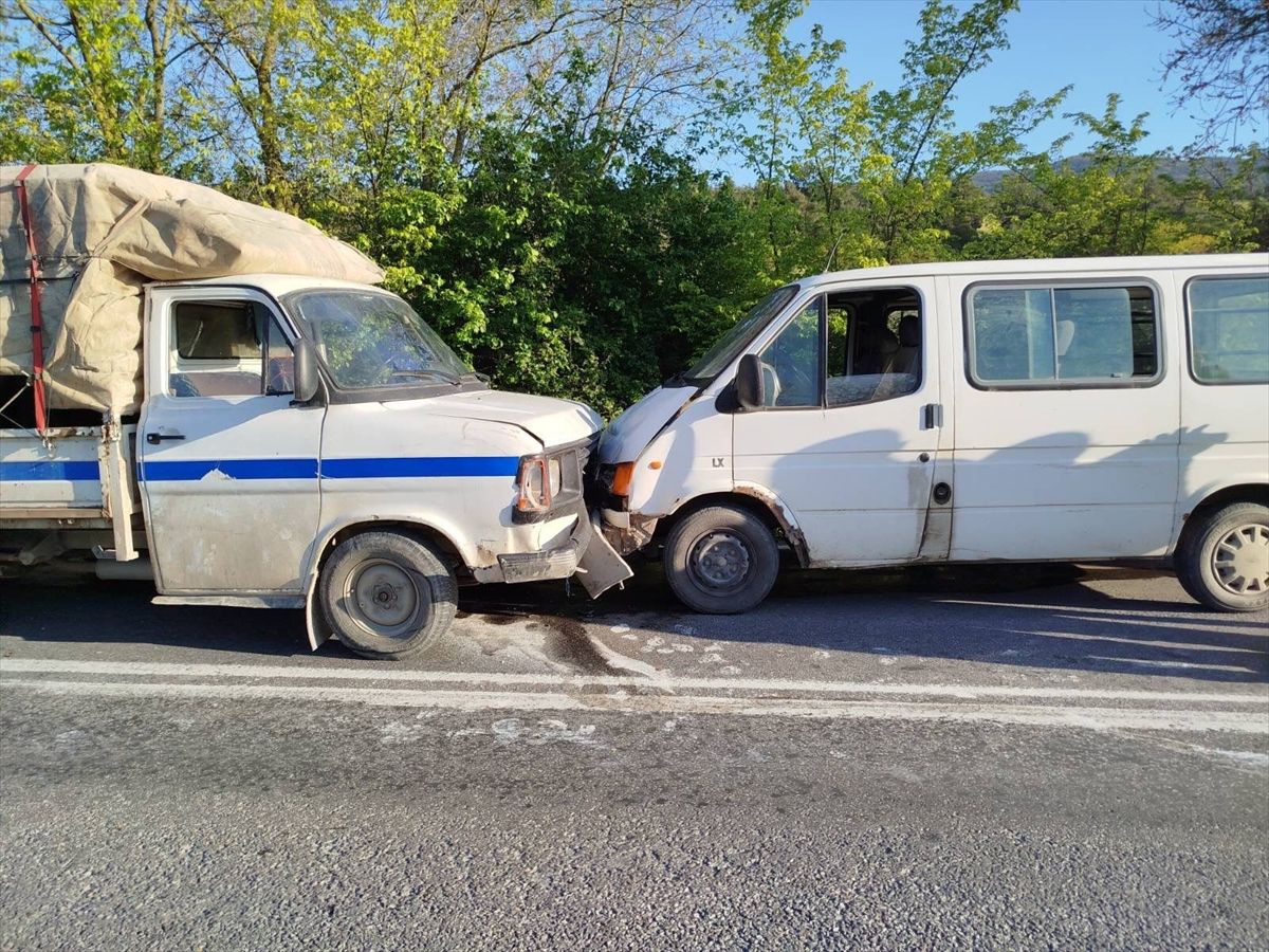 Bilecik'te kamyonetle minibüsün çarpıştığı kazada 1 kişi yaralandı