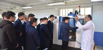Bilecik'te meslek lisesi öğrencileri, fabrikaların ihtiyaç duyduğu bazı parçaları üretiyor