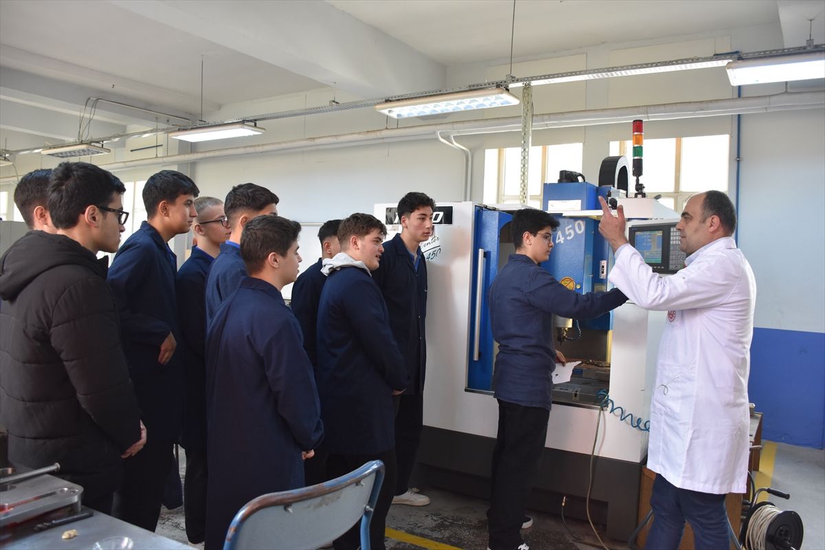 Bilecik'te meslek lisesi öğrencileri, fabrikaların ihtiyaç duyduğu bazı parçaları üretiyor