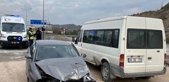 Bilecik'te park halindeki minibüse çarpan otomobildeki 3 kişi yaralandı