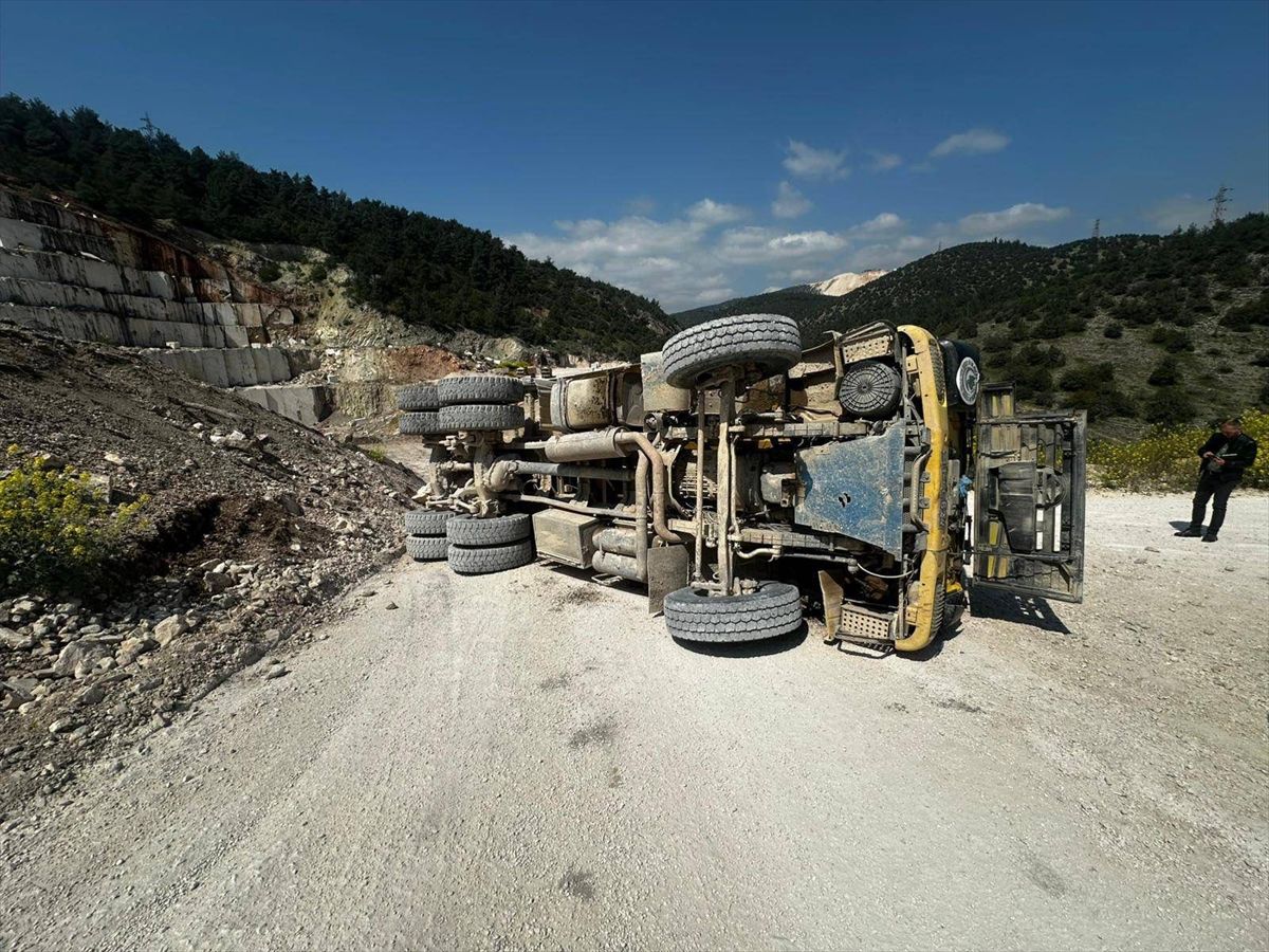 Bilecik'te taş yüklü kamyonun devrildiği kazada 2 kişi yaralandı