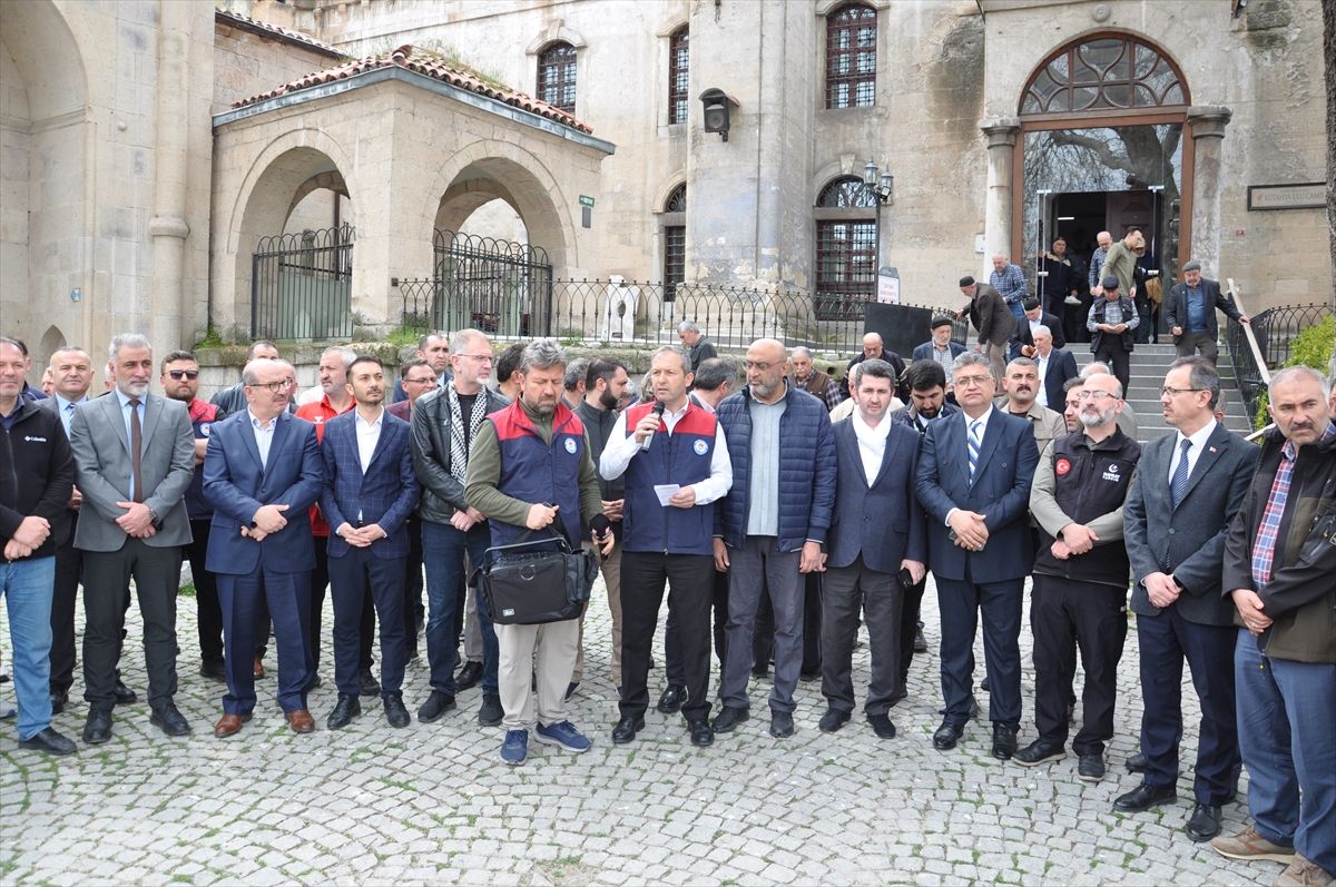 Bilecik'te ve Kütahya'da Kahramanmaraş'taki okul saldırısında ölenler için gıyabi cenaze namazı kılındı