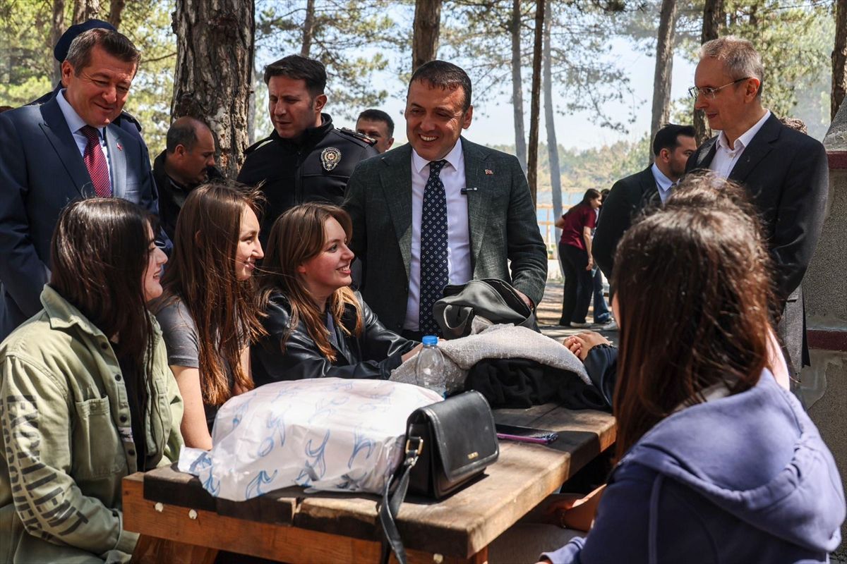 Bilecik Valisi Sözer, YKS öncesi öğrencilerle buluştu